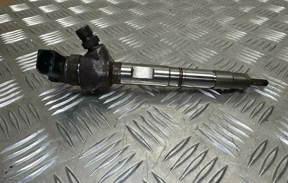 Volkswagen PASSAT B8 Fuel injector 04L130277AC