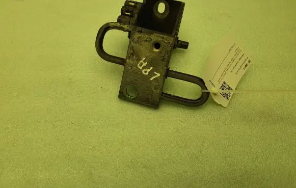 Volkswagen Touareg I Front door lower hinge 7L0831411A
