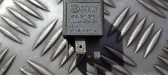 Volkswagen PASSAT B5.5 Other relay 8d0951253 v23134-j52-x300