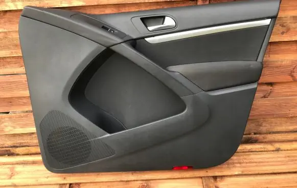 Volkswagen Tiguan Front door card panel trim