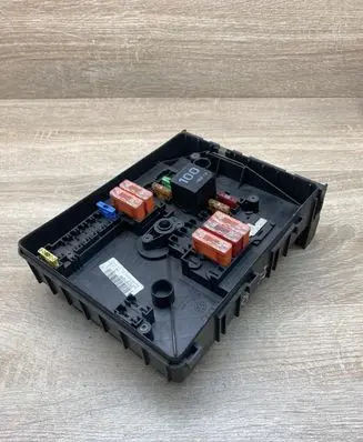 Volkswagen Golf V Fuse module 1K0937125