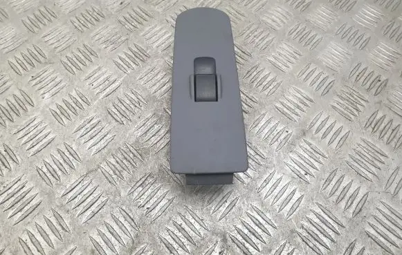 Mitsubishi Colt Electric window control switch 8608A007