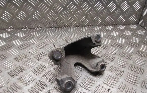 Audi A4 S4 B7 8E 8H Engine mounting bracket 8E0199307AB