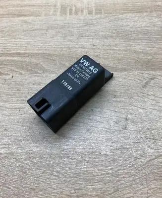 Volkswagen PASSAT B6 Glow plug pre-heat relay 038907281D
