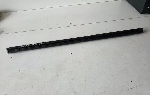 Opel Crossland X Rubber seal front door window/glass 