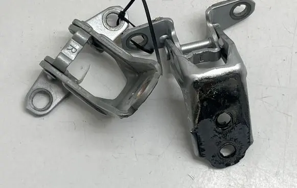 Nissan Rogue Front door hinge set 