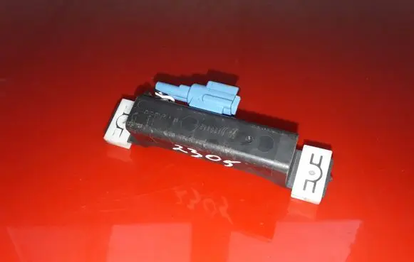 Nissan Leaf I (ZE0) Aerial antenna amplifier H120412