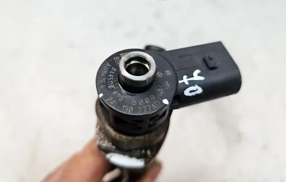 Volkswagen Touran III Fuel injector 04L130277AD