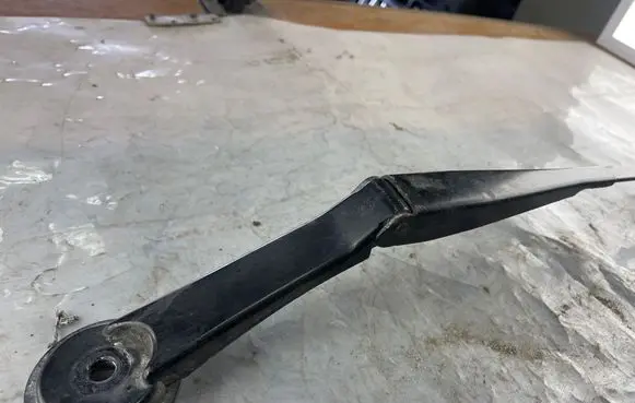 Front wiper blade arm