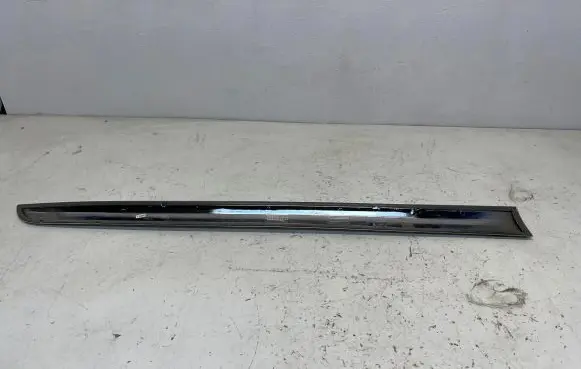 Nissan Leaf I (ZE0) Front door trim (molding) KE7605S05c KE7605S05C K56905S00B