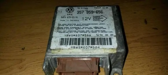 Volkswagen PASSAT B4 Airbag control unit/module 357959656 5WK4075