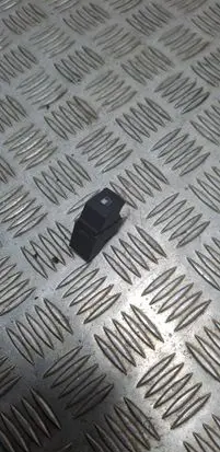 Volkswagen PASSAT B5.5 Fuel tank opening switch 1J0959833A