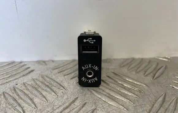 BMW 5 F10 F11 AUX in-socket connector 9237653 84109237653 8410923765301