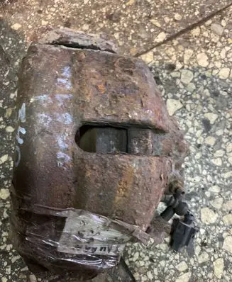 Volkswagen Touran I Front brake caliper