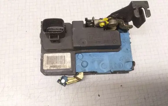 Volvo V70 Front door lock 8650546