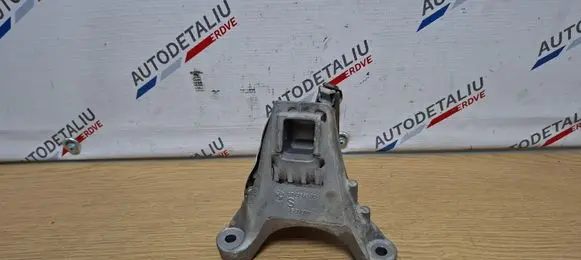 Engine mounting bracket