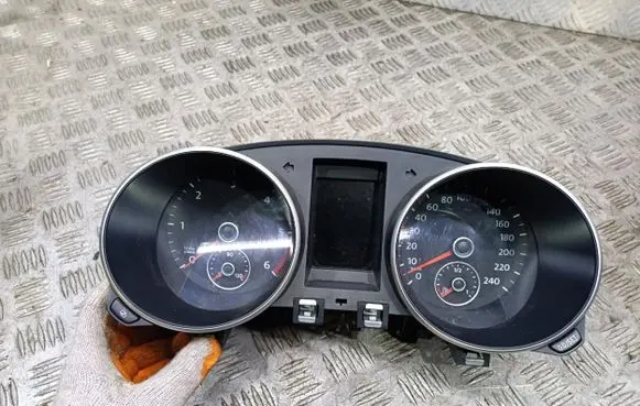 Volkswagen Golf V Speedometer (instrument cluster) 5K0920870E