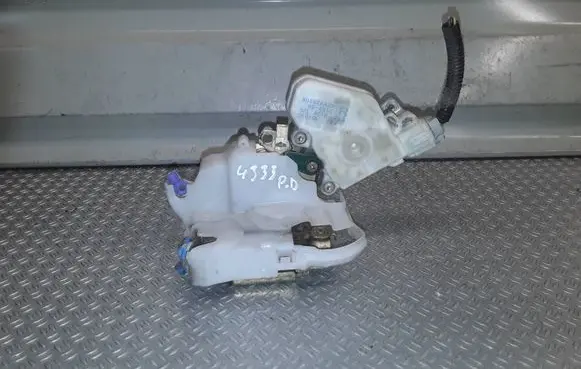 Nissan X-Trail T30 Front door lock 80552AA200
