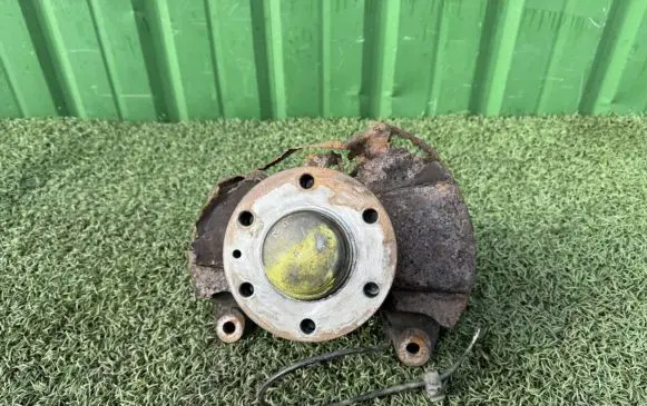 Iveco Daily 4th gen Front wheel hub spindle knuckle 504164280