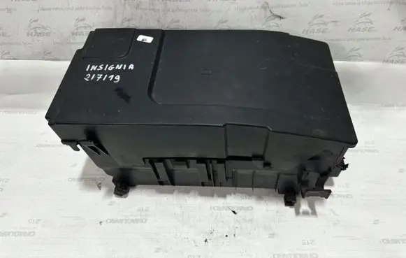 Opel Insignia A Battery box tray 13243606
