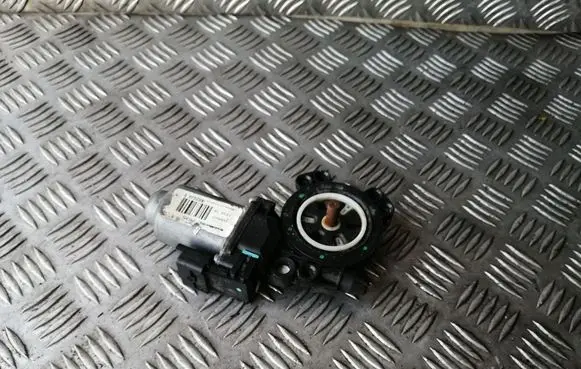 Nissan Qashqai Front door window regulator motor 402035E