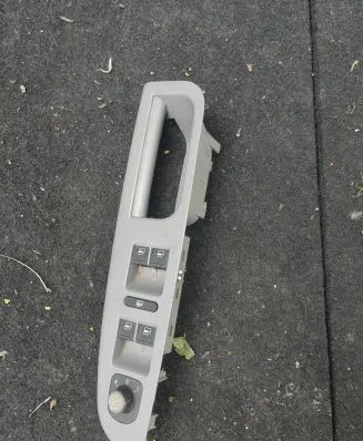 Volkswagen Golf V Front door window switch trim 