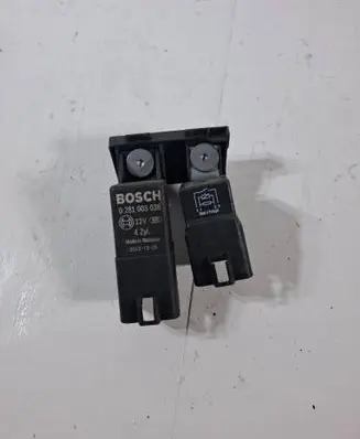 Volkswagen Tiguan Glow plug pre-heat relay 0281003038