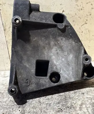 Engine mounting bracket