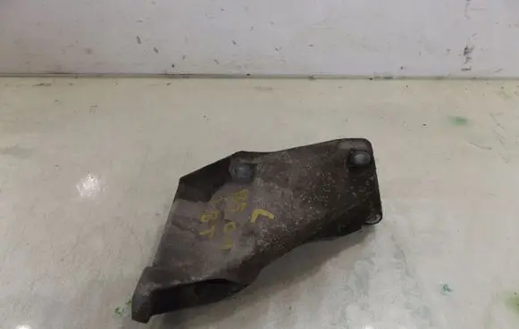 Volkswagen PASSAT B5.5 Engine mounting bracket