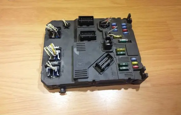 Peugeot 407 Fuse module 9655708380 S120104700