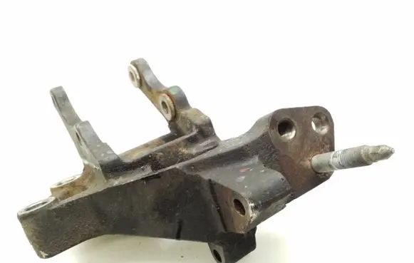 Toyota Avensis T250 Engine mounting bracket