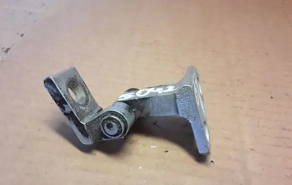 Volkswagen PASSAT B7 Rear door upper hinge 3C4833402D