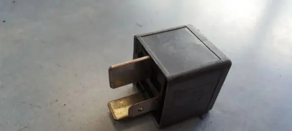 Volkswagen PASSAT B5.5 Other relay 8D0951253