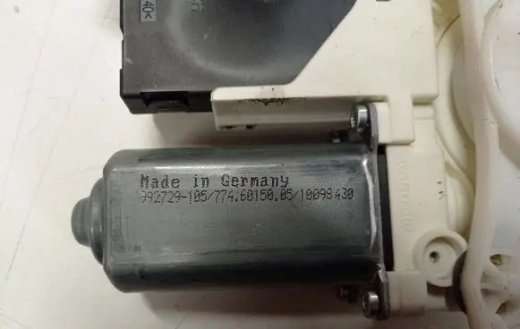 Volkswagen PASSAT B6 Front door window regulator with motor 981676123 1K0959793N