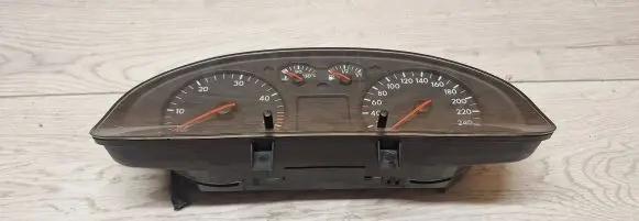 Volkswagen PASSAT B5.5 Speedometer (instrument cluster) 110008960045