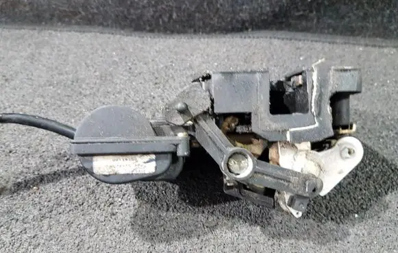 Mazda 323 F Rear door lock