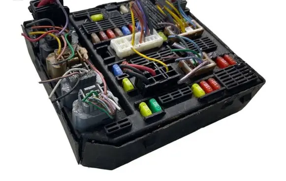 Renault Scenic III - Grand scenic III Fuse module 284B67924R 0331183001124 2840207903300
