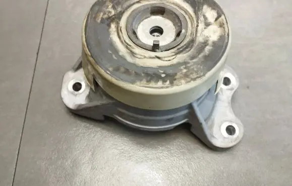 Mercedes-Benz GLC X253 C253 Engine mount bracket A2532400900