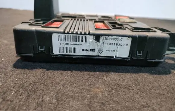 Renault Megane II Fuse module 8200306033c