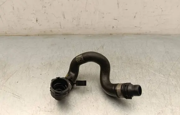 Volvo XC40 Engine coolant pipe/hose 32325216 8891021909
