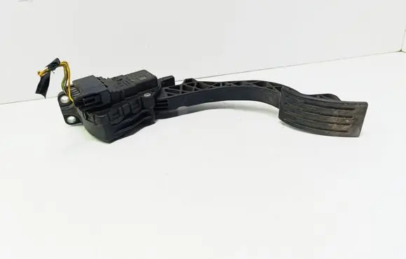 Accelerator throttle pedal