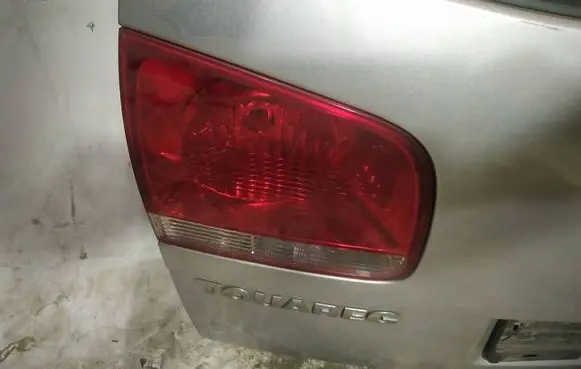 Volkswagen Touareg I Tailgate rear/tail lights