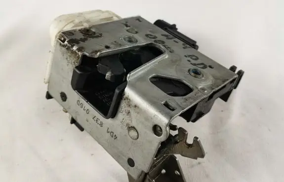Audi A4 S4 B5 8D Front door lock 4D1837016D