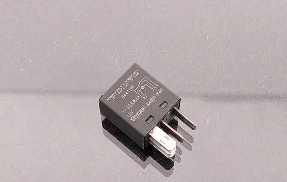 Volvo V70 Hazard warning light relay 9441161