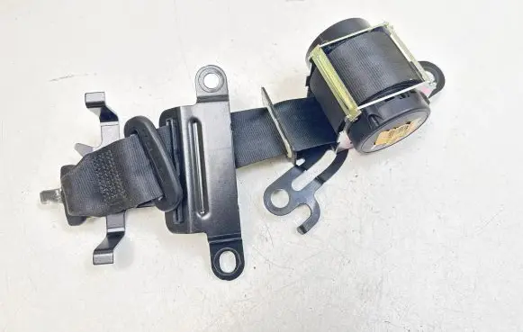 Middle seatbelt (rear)