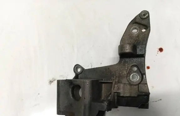 Ford Focus Engine mounting bracket 