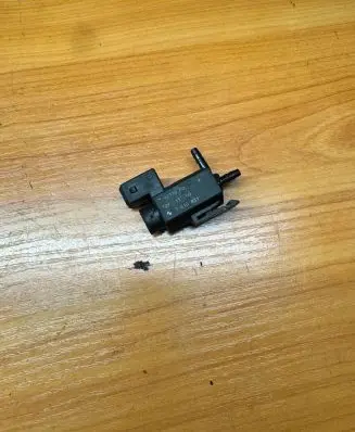 BMW 5 F10 F11 Turbo solenoid valve 7810831 70231800 11T258
