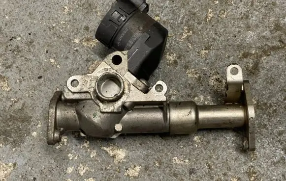 BMW 3 E92 E93 EGR valve 7563241 037708002