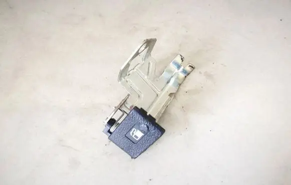 Honda CR-V Fuel tank opening switch 
