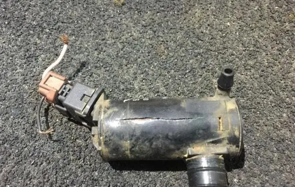 Volvo S70 V70 V70 XC Windscreen/windshield washer pump 9169611 06210-3950